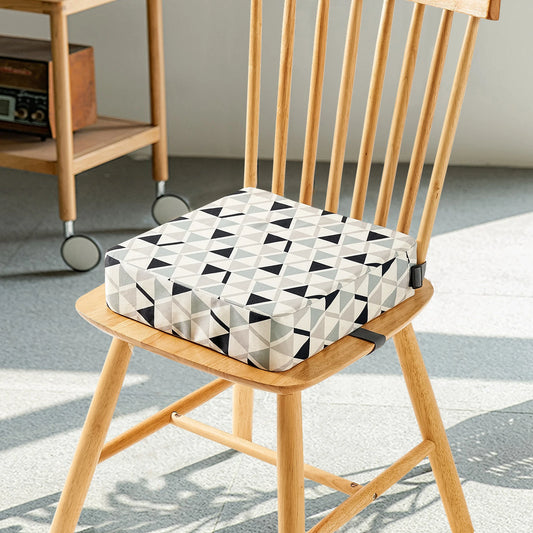 Coussin Rehausseur Enfant à Motif Triangle Sur Chaise en bois